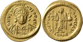 Justin I, 518-527. Solidus (Gold, 20 mm, 4.48 g, 7 h), Constantinopolis, 519-527. D N IVSTINVS P P AVG Pearl-diademed, helmeted and cuirassed bust of ...