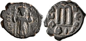 Constans II, 641-668. Follis (Bronze, 23 mm, 6.44 g, 7 h), Constantinopolis, RY 1 = 641/2. EN T૪TO NIKA Constans II standing facing, wearing crown sur...