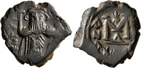 Constans II, 641-668. Follis (Bronze, 21 mm, 5.01 g, 1 h), Constantinopolis, RY 12-14 = 652-655. EN T૪T[O NIKA] Constans II standing facing, bearded, ...