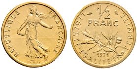 Frankreich-Königreich. Fünfte Republik seit 1958. 1/2 Francs - Dickabschlag (PIEDFORT) in GOLD 1971. 
Nach dem Modell von L.O. Roty. Säerin. Mit glat...