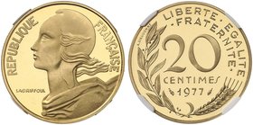 Frankreich 5. Republik seit 1958. 20 Centimes 1977. Dickabschlag (Piéfort) in Gold, von H. Lagriffoul und A. 
Dieudonné. 15,80 g Feingold. Gadoury 33...