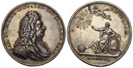 Schweiz / Switzerland / Suisse Bern Silbermedaille von 1716 auf Samuel Frisching. Geharnischtes Brustbild mit Perücke nach rechts. Rv. Victoria mit Kr...