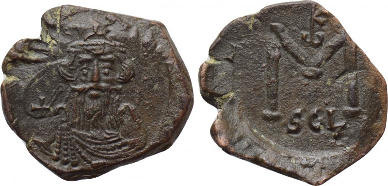 CONSTANS II (641-668). Follis. Syracuse.. 

Obv: Crowned and draped bust facin...