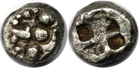 Griechische Münzen, MACEDONIA. STAGEIRA (?) Hemiobol (?) 6. Jahrhundert v. Chr, Vs: Rose (?), Rs: Viergeteiltes incusum. Silber. 0.219 g. Sehr schön (...