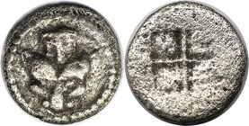 Griechische Münzen, MACEDONIA. AKANTHOS. Obol circa 480 v. Chr, Vs, Kopf einer Löwin mit einem Stunde des Rs: Viergeteiltes Quadratum incusum. Silber....