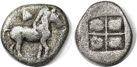 Griechische Münzen, MACEDONIA. Diobol 498 - 454 v. Chr, Vs: Pferd nach links darüber Blatt? Helm? Rs: Viergeteiltes Quadrun incusum. Silber. 0.946 g. ...