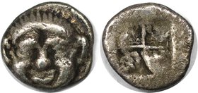 Griechische Münzen, MACEDONIA. NEAPOLIS. Obol (?) um 500 v. Chr, Vs: Gorgoneion v. v., Rs: Viergeteiltes inkusum. Silber. 0.653 g. Sehr schön (Aus der...