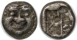 Griechische Münzen, MACEDONIA. NEAPOLIS. Obol (?) um 500 v. Chr, Vs: Gorgoneion v. v., Rs: Viergeteiltes inkusum. Silber. 0.8649 g. Sehr schön (Aus de...