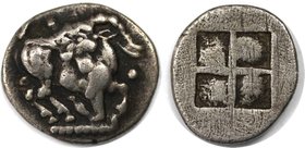 Griechische Münzen, MACEDONIA. AIGAI. Trihemiobol 500 - 490 v. Chr, Vs: Ziegenbock mit zurück gewendeten Kopf, davor und darüber je eine Kugel, Rs: Vi...
