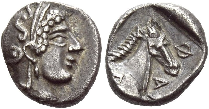Pharsalus
Obol circa 450-430, AR 0.99 g. Head of Athena r., wearing earring and...
