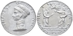 Ercole I d’Este, 1471-1505.
Medaglia 1500 opus sconosciuto.
Stagno gr. 83,13 mm 57
Dr. THADEVS GASOLVS IVRC. Busto a s.
Rv. CALVMNIA - IL - SVBACT...