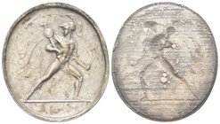 XIX- XX secolo
Placca decorativa ovale. 
Metallo Bianco gr. 14,36 mm 50 
Dr. Guerriero elmato, in nudità eroica, con giavellotto ed erma, verso d....