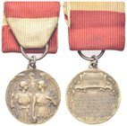 Durante Vittorio Emanuele III, 1900-1943.
Medaglia Tricolore su Trento e Trieste 1918 opus E. Saroldi.
Æ gr. 16,76 mm 29,8
Dr. Trento e Trieste pro...