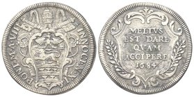 Innocenzo XI (Benedetto Odescalchi), 1676-1689.
Testone 1684 a. VIII.
Ag gr. 8,45
Dr. INNOCEN XI - PONT M A VIII. Stemma sormontato da triregno e c...