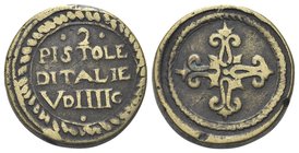 XVII secolo.
Peso dei 2 Scudi d’oro.
Æ gr. 6,62
Dr. 2 / PISTOLE / D ITALIE / X D VIII G (10 denari e 8 grani). Iscrizione disposta su quattro righe...