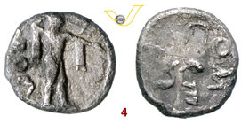 LUCANIA - POSEIDONIA (500-470 a.C.) Obolo. D/ Poseidone con tridente R/ Punto e attorno legenda. HN Italy 1111 Ag g 0,46 Rarissima BB