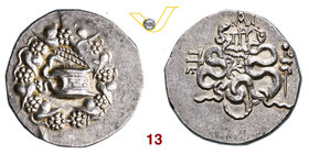 MISIA - PERGAMO (123-100 a.C.) Tetradramma. D/ Cista mistica dalla quale esce un serpente; il tutto entro corona d'edera R/ Due serpenti accanto ad ar...