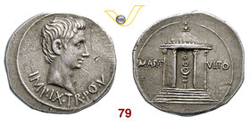 AUGUSTO (27 a.C.-14 d.C.) Cistoforo, Pergamo. D/ Testa nuda R/ Tempio di Marte Ultore al cui interno vi è uno stendardo. RIC 507 Ag g 11,27 BB÷SPL