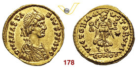 OSTROGOTI - TEODORICO (493-526) Tremisse a nome di Anastasio.. D/ Busto diademato, drappeggiato e corazzato R/ La Vittoria con corona e globo cruciger...