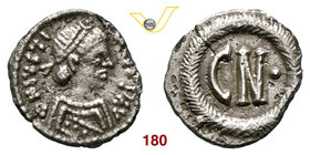 OSTROGOTI (552-565) 250 Nummi a nome di Giustiniano. D/ Busto diademato e drappeggiato R/ Lettere CN entro ghirlanda. MIB 66 Ag g 0,52 Rara BB