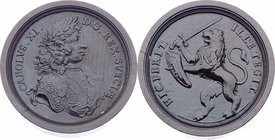 Schweden Karl XI. 1660 - 1697
 Dunkler Brettstein o.J. auf den König. Geharnischtes Brustbild rechts mit Lorbeerkranz und umgelegtem Mantel // Löwe m...