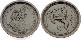 Schweden Karl XI. 1660 - 1697
 Dunkler Brettstein o. J. auf den König, geharnischtes Brustbild n. rechts mit Lorbeerkranz und umgelegtem Mantel // Lö...