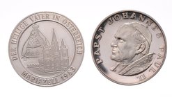 Münzen Geistlichkeit Erzbistum Salzburg
 Lot 2 Stück Ag Medaillen Besuch von Papst Johannes Paul II., Dm 40 mm. 25,47g PP