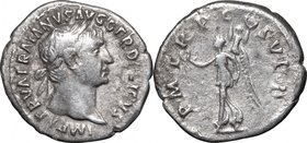 Trajan (98-117). AR Denarius, 103-111. D/ Head right, laureate. R/ Victory advancing left, holding wreath and trophy. RIC 84. AR. g. 3.24 mm. 19.00 Ab...