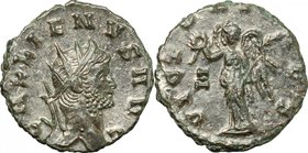 Gallienus (253-268). BI Antoninianus, 260-268. D/ Head right, radiate. R/ Victory standing left, holding wreath and palm. RIC 297. BI. g. 3.75 mm. 19....