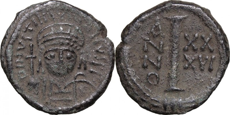 Justinian I (527-565). AE 10 Nummi, Rome mint, 562-563. D/ Bust facing, helmeted...