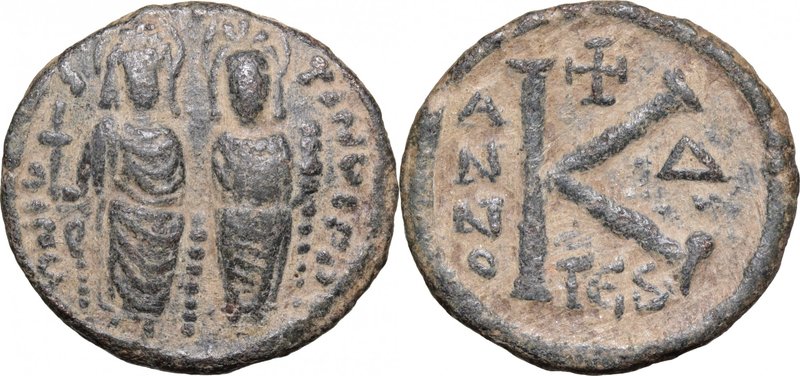 Justin II (565-578). AE 20 Nummi, Thessalonica mint, 568-569. D/ Emperor and his...