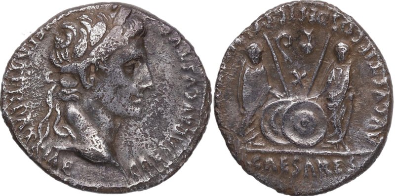 7-6 aC. Augusto (27 aC-14 dC). X Caesares. Lugdunum. Denario. FFC 22. Ag. 3,49 g...