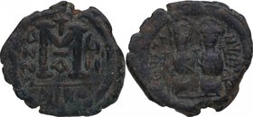 518-522 dC. Justino II con Sofía. Nicomedia. Follis. Ae. 12,13 g. Anv. IVSTI-NVS D P AVG. Justino II y Sofia sentados cara a cara en un trono doble; e...