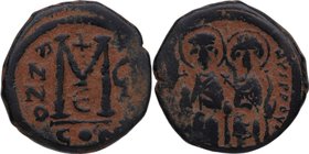 518-522 dC. Justino II con Sofía. Follis. Ae. 13,15 g.  Anv. D N IVSTI-NVS PP AVC. Justino II y Sofia sentados cara a cara en un trono doble; envuelto...