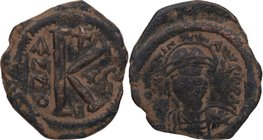 527 dC. Justiniano I. Constantinopla. 1/2 Follis. Ae. 9,05 g. Anv. D N IVSTINIANVS PP AVC. Busto con casco, diademado, drapeado y adornado de Justinia...