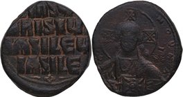 976-1028 dC. Basilio II y Constantino VIII. Constantinopla. Follis. Ae. 12,97 g. Anv. + EMMA - NOVHA / IC - XC. Busto de Cristo Antiphonetes de pie de...