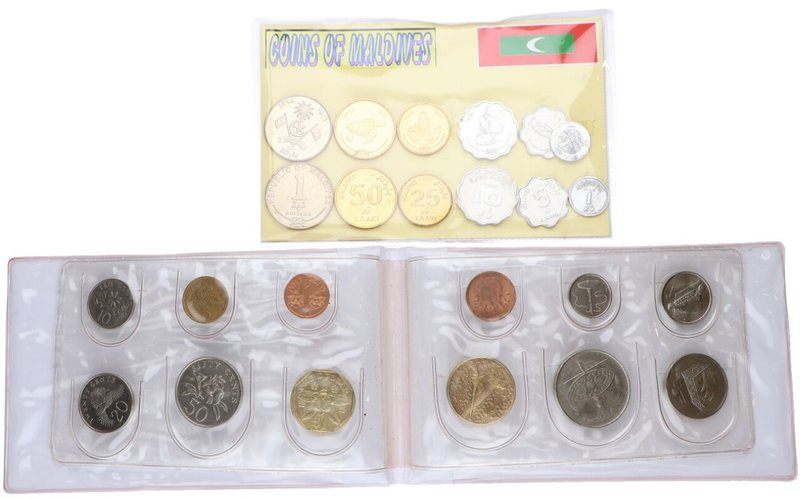 Lote 24 monedas. 1986 a 2000. MALDIVAS y SINGAPUR. Al, Br y CuNi. En presentacio...