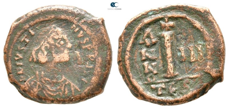 Justinian I AD 527-565. Thessalonica
Decanummium Æ

16 mm., 3,07 g.



ne...