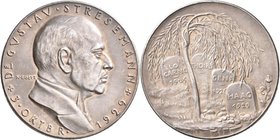 Medaillen Deutschland: Goetz, Karl: Silbermedaille 1929, auf den Tod von Gustav Stresemanns. Brustbild nach rechts / Baum vor Gedenktafeln. Kienast 43...
