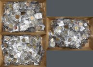Alle Welt: Silber- und Kupfermünzen aus aller Welt. Circa 3,2 kg. Überwiegend einzeln in Münztäschen. Hochinteressantes Lot für den Spezialisten von M...