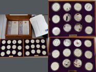 Alle Welt: Queen Elizabeth II. - Golden Jubilee Collection: Sammlung von 24 Silbermünzen aus diversen Ländern des Commonwealths, welche das Bild der Q...