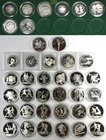 Alle Welt: Sammlung 39 Gedenkmünzen mit Sportmotiv. Überwiegend Olympische Spiele und Fußball, fast alle Münzen aus Silber in höchster Qualität polier...