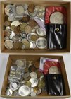 Alle Welt: Kleine Schachtel mit Münzen und Medaillen aus aller Welt, dabei auch Silbermünzen wie 20 Balboas aus Panama, 4 Münzen von der Olympiade in ...