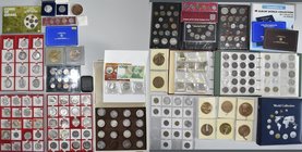 Israel: Ein Karton voll mit Gedenkmünzen, Medaillen und Kursmünzensätzen aus Israel. Augenscheinlich wurde nach Typen und Jahrgänge gesammelt. Sehr vi...