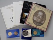 Euromünzen: Kleines Los mit 2 x KMS Slowenien 2007, KMS Malta 2005, 1+2 Euro Monaco 2001/2003, 2 Euro San Marino 2005 Galilei, 2 Euro Coincard GR 2004...