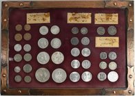 Deutsches Kaiserreich: Ein alter schwerer Schaukasten / Rahmen 35 cm x 25 cm (vermutlich Eingenanfertigung, Metall + Glas) mit Münzen ab Kaiserreich b...