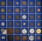Medaillen alle Welt: Eine interessante Mischung von 35 Medaillen, Jetons und Marken in Silber, Bronze und Zinn aus dem 19. und 20. Jahrhundert. Sehr s...