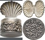 Varia, Sonstiges: Silberne Puderdose in Form einer Muschel, ca. 69 x 51 mm, dazu dekoratives altes Silberdöschen, 21 x 14 mm.
 [taxed under margin sy...