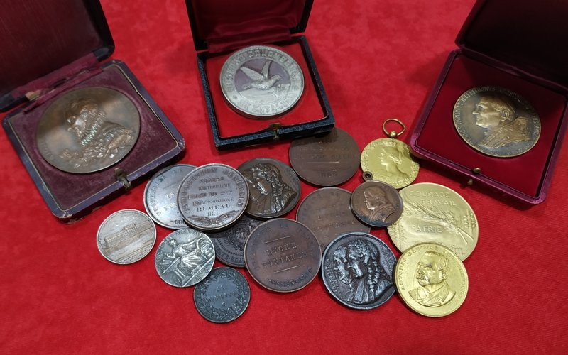 Lote de 18 medallas, papales (2), francesas (12) y españolas (4). A EXAMINAR. MB...