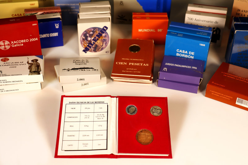 Gran lote con 52 estuches en plata conmemorativos. Serie Barcelona ´92 (7) 2000 ...